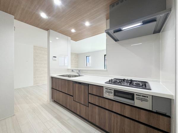 リビング先まで見渡せる対面式キッチン