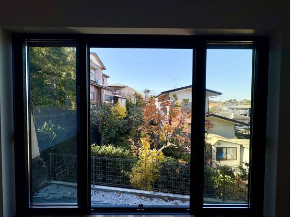 リビングの窓からは鎌倉の自然を感じれます