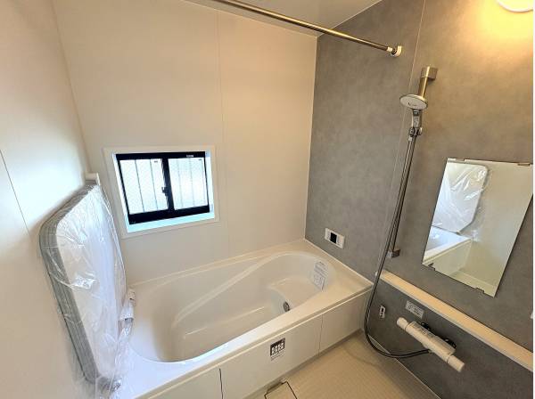 一日の疲れを癒す、落ち着いたグレーがアクセントの広々バスルーム