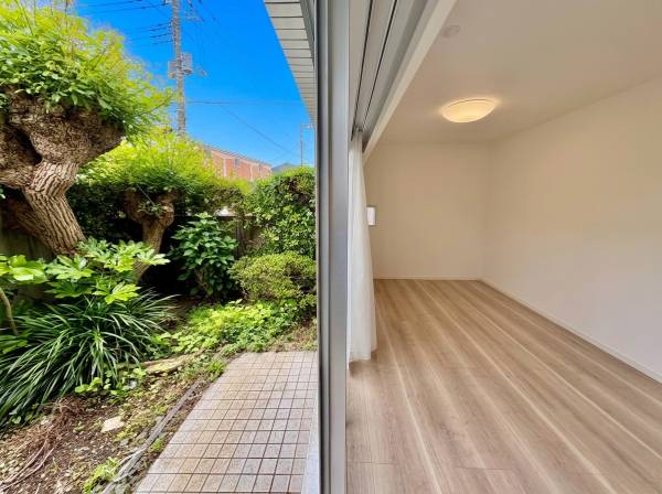 1階には庭が有ります。庭から駐車場にでることができるので便利です！駐車場有！