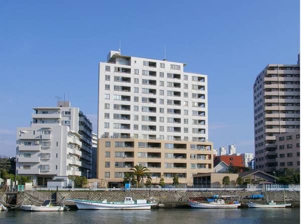 建物前面に燦燦と光が注ぐ【プランヴェール湘南江ノ島】