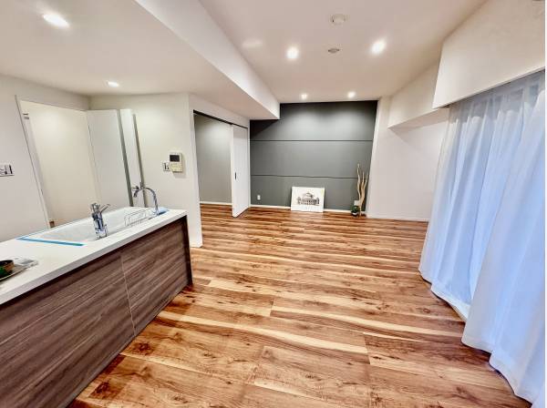 リビングの隣には部屋が有ります。
