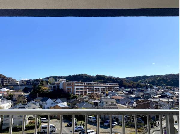 最上階から葉山の街並みと豊かな緑を望みます