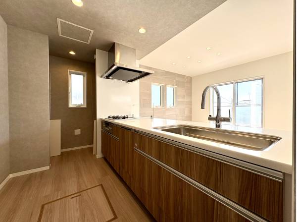 オープンキッチンの横にはパントリーもあり収納もたっぷり