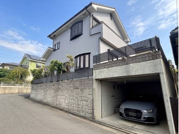2台分駐車場を備えた高台に建つ邸宅 リフォーム済で快適です