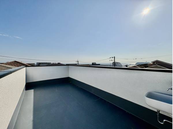 大型のルーフバルコニーがあります。