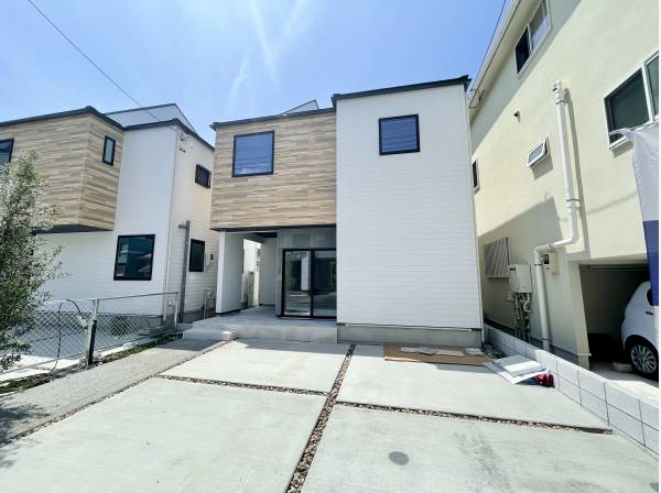 白基調に木材のアクセントが魅力の外観