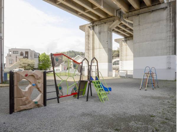 ふれあい公園まで徒歩6分（約450m）