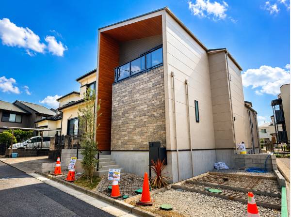 重厚感ある石目調と木目が調和した、存在感あふれるデザイナーズ住宅です。