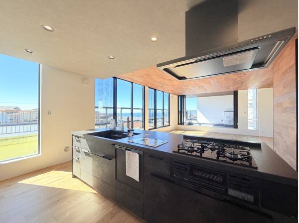 お料理をしながら海を眺められます