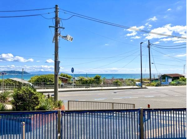 道路を渡り海へ