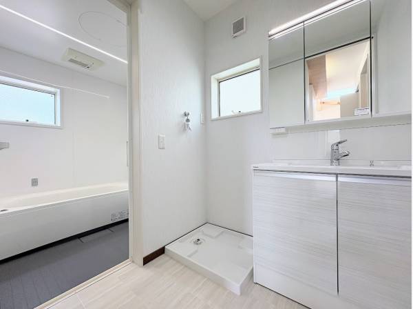 サニタリールームとバスルーム