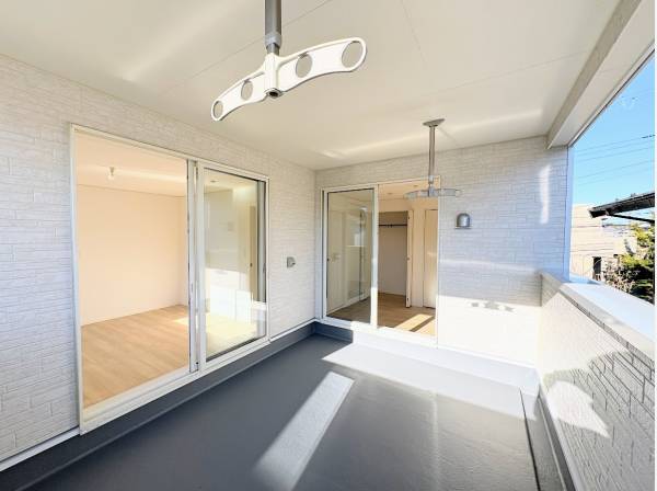 2部屋から行き来できるインナーバルコニー