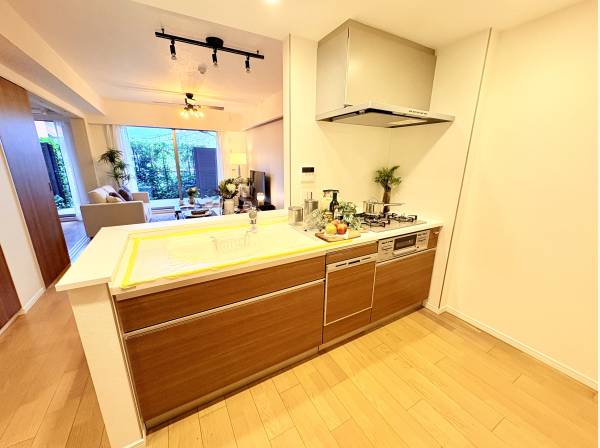 食洗機付きのシステムキッチンに交換済み。対面式で会話も弾みます