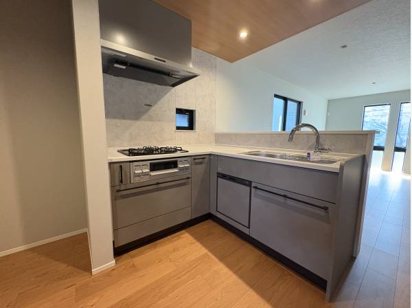 L字型のシステムキッチン、食洗機も付いてます