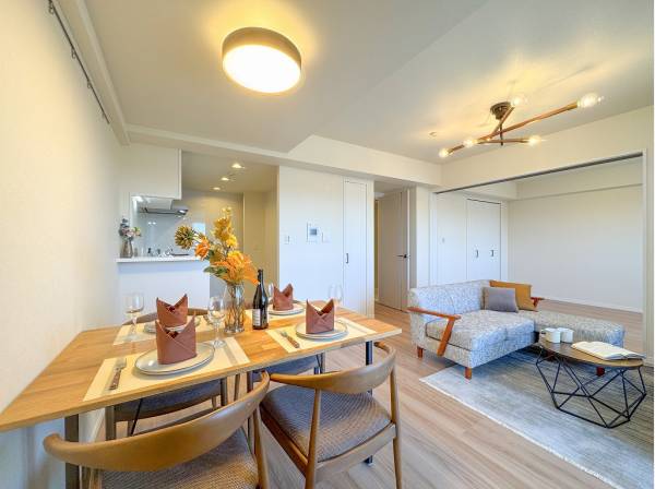 扉を開け放つと20帖もの大空間LDKに！