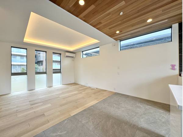 木目天井と大空間が広がる開放的リビング。