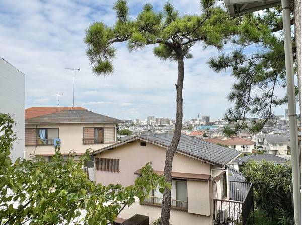 鵠沼の頂から街並みを一望！開放感と陽当たりに満ちた爽快な眺望！