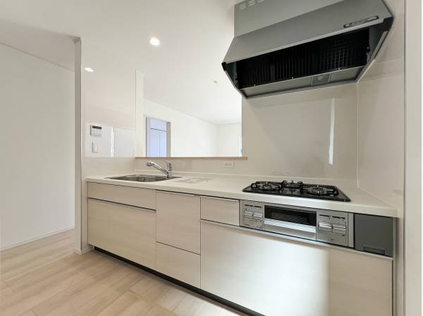 明るいトーンで統一された対面式キッチン