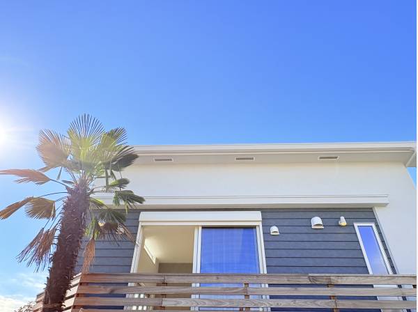 青空に映える外観