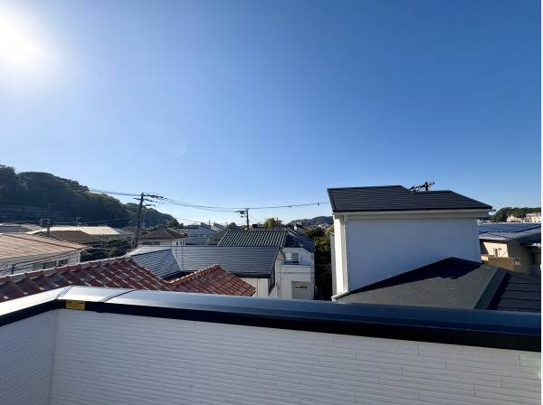 澄んだ空の下に広がる逗子の景色が心を静かに満たします