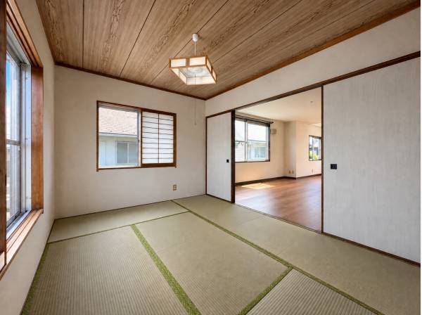 木の温もりを感じる和室はリビングと続き間で使える寛ぎの空間です。