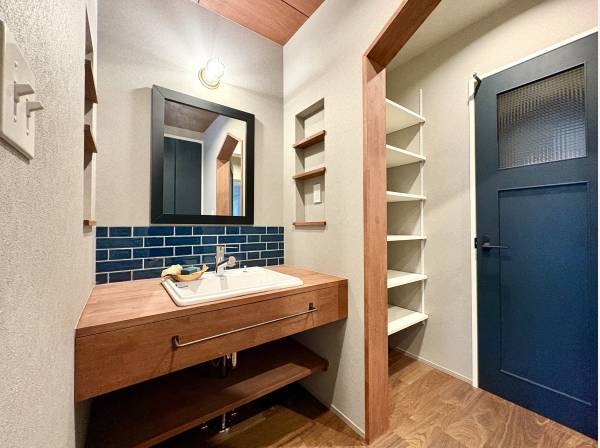 造作の洗面化粧台