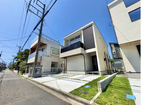 湘南の閑静な住宅地に馴染む、落ち着いた色合いの外観です