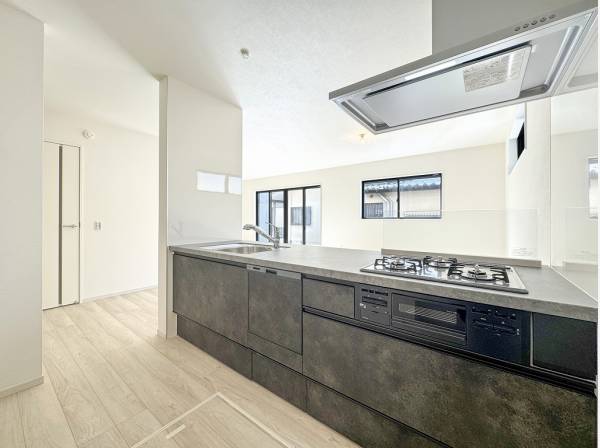 家族の気配を感じながらお料理ができる開放的なオープンキッチン