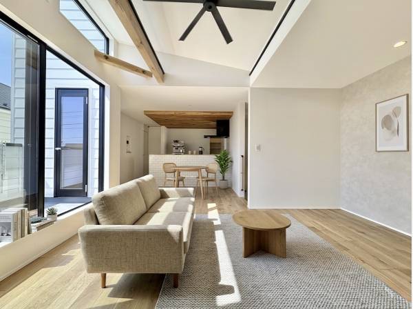 陽当たり良好なLDK。家具等はCGで作成したイメージです。