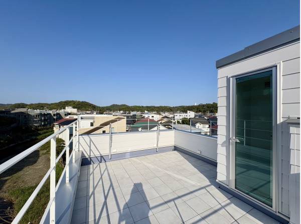 広い空と鎌倉の緑を望むルーフバルコニー