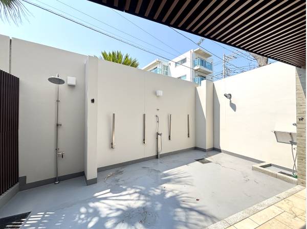 屋外シャワースペースもございます♪