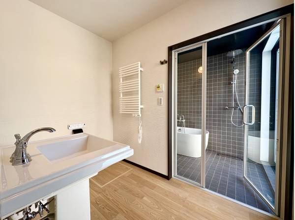 プールサイドより行き来可能なパウダールーム・バスルーム！