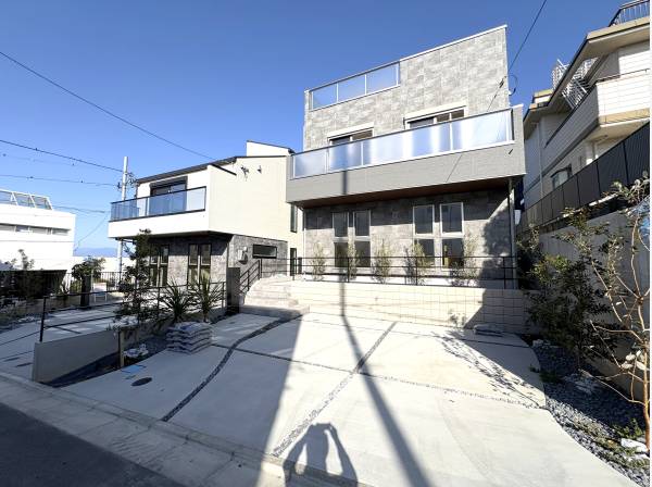 スタイリッシュなフォルム。ゆとりの敷地には２台分のカースペース