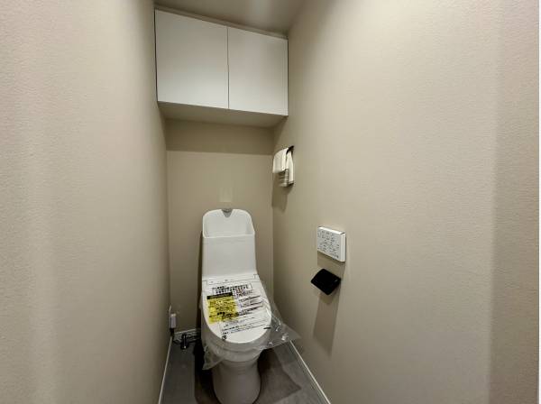 収納完備のトイレ