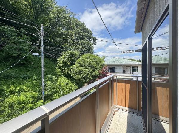 南西に広く面した緑感じるバルコニー