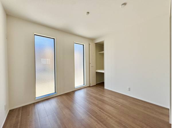 床から天井付近までつながる大きな窓です