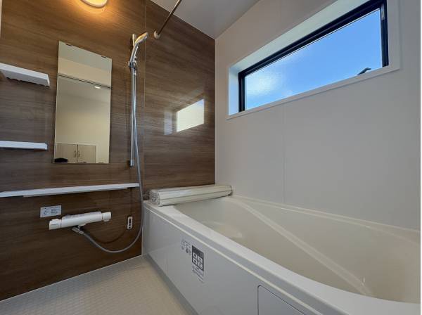 大きな窓が気持ちの良いバスルーム