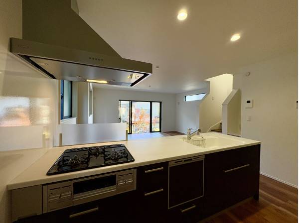 対面式の食洗器付きシステムキッチン