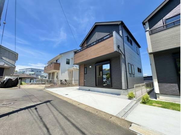 湘南の閑静な住宅地に馴染む、落ち着いた色合いの外観です