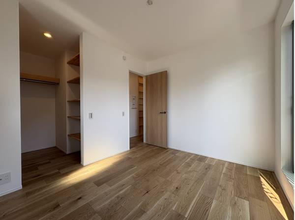 収納豊富な洋室