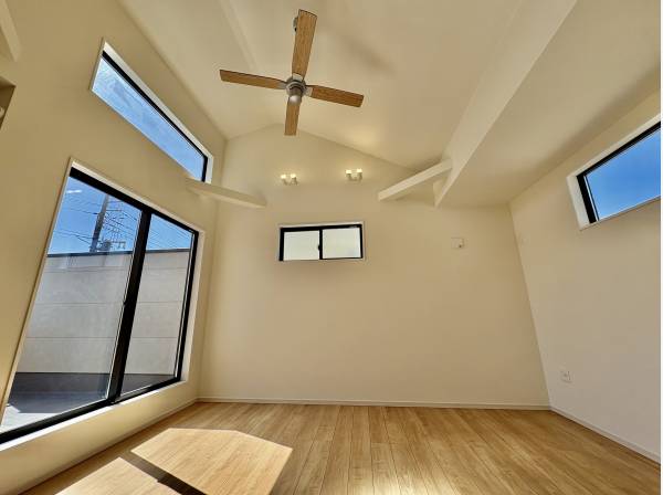 天井にシーリングファンがあるだけでグッと素敵な雰囲気になりますね。