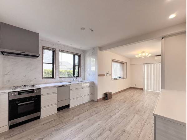 大理石調のクロスに溶け込キッチン 背面には収納を兼ねたカウンターも