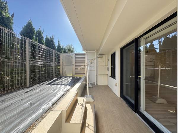 寛ぎの軒付きテラスと陽の光が降り注ぐガーデンスペース