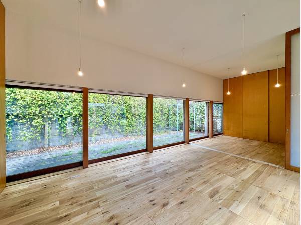 裏庭を愛でる大開口の窓