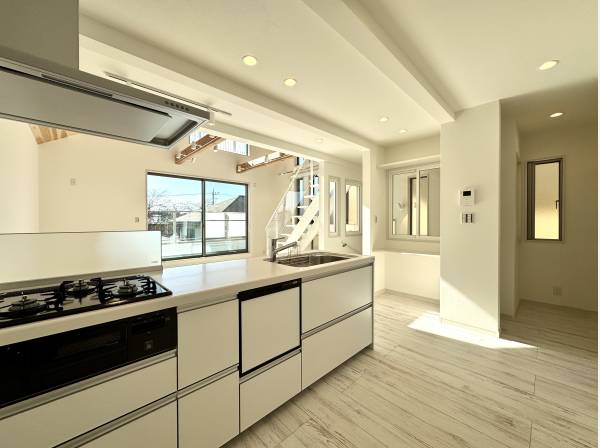 キッチン隣にはパントリーとワークカウンターを完備