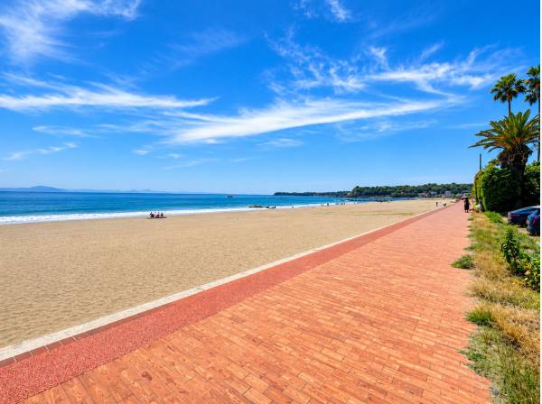 道路を渡れば砂浜へ。海辺の日常を満喫できる住環境です。