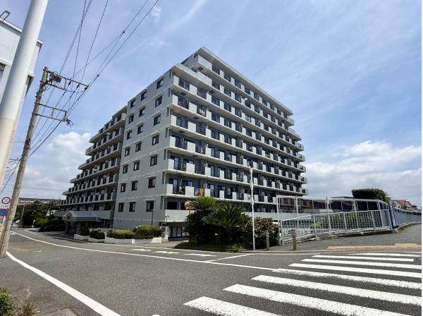 グレーを基調とした重厚感ある外観デザイン！新耐震基準の建物です
