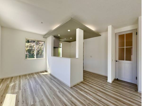 ちょうどいい距離感のキッチン、家事をしながらリビングの様子も見えて安心