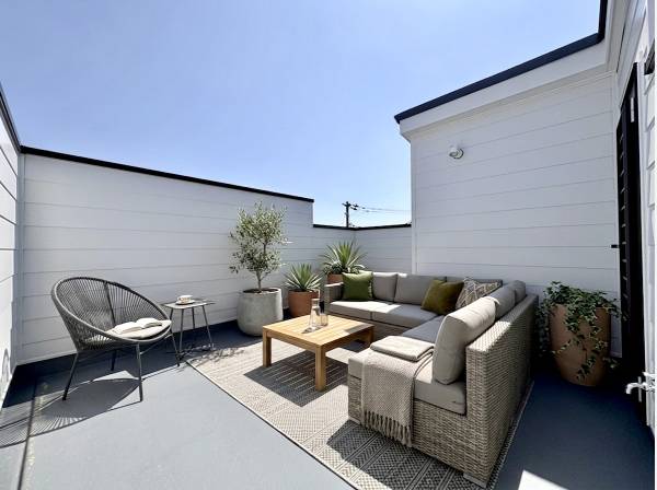 お庭がわりにルーフバルコニー。家具等はCGで作成したイメージです。